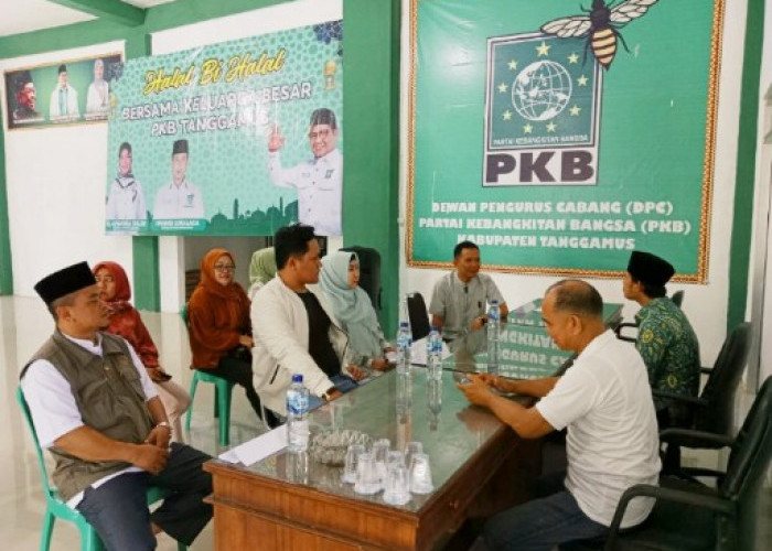 Mantan Bupati Tanggamus Hj Dewi Handajani Ambil Formulir Pendaftaran di PKB