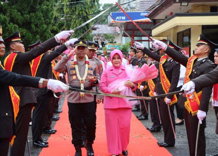Tiba di Mapolres Tanggamus, AKBP Rahmat Sujatmiko Disambut Tarian Adat Hingga Pedang Pora
