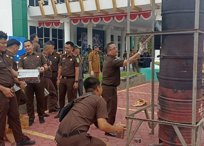 Kejari Pringsewu Musnahkan 1,2 juta Batang Rokok Ilegal Tak Bercukai 