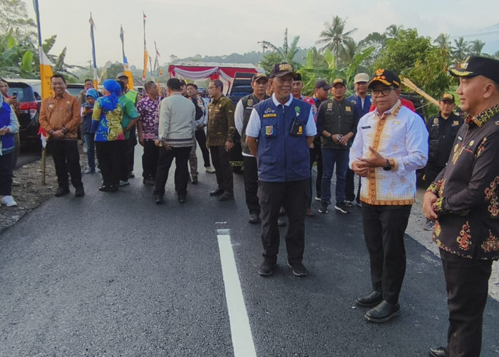 Pj Gubernur Lampung Tinjau Pembangunan Jalan Ruas Kuripan-Simpang Kota Agung,Tanggamus