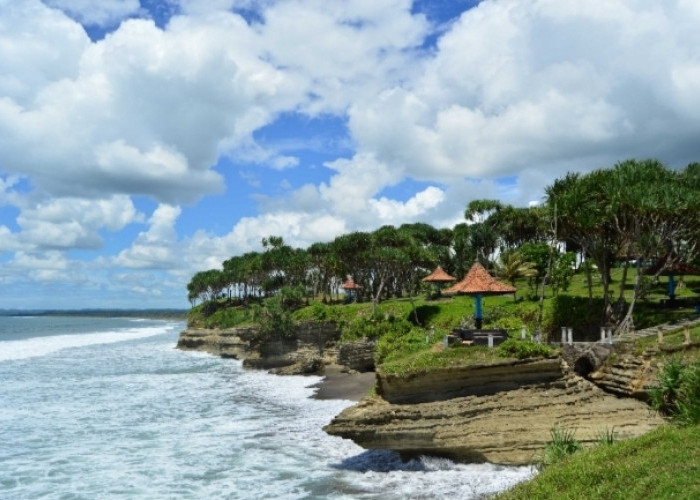 7 Wisata Pantai Indah di Jawa Barat Termasuk Pantai Berjuluk Tanah Lot