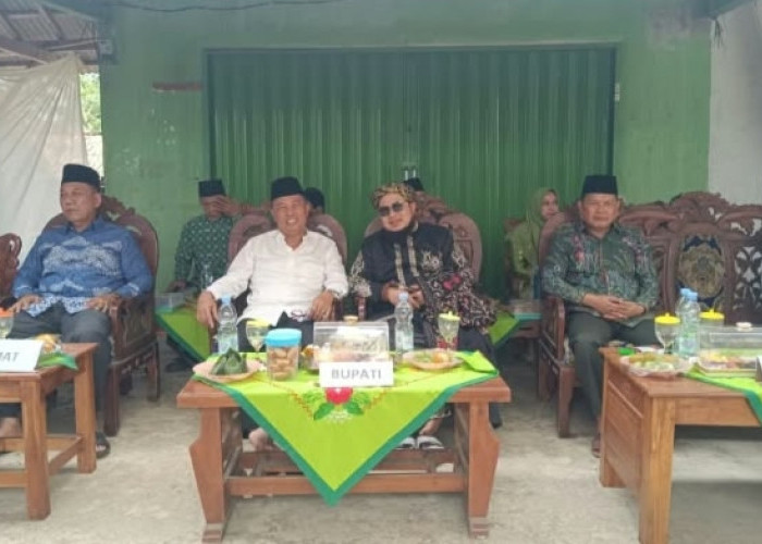Camat Pugung Hadiri Pengajian Dwiwulan Muslimat NU dan Peringati Hari Santri Nasional 