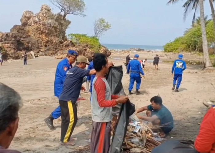 Satpolairud Polres Tanggamus Bersama Warga dan Aparatur Pekon Tegineneng Bersihkan Pantai Karang Bolong