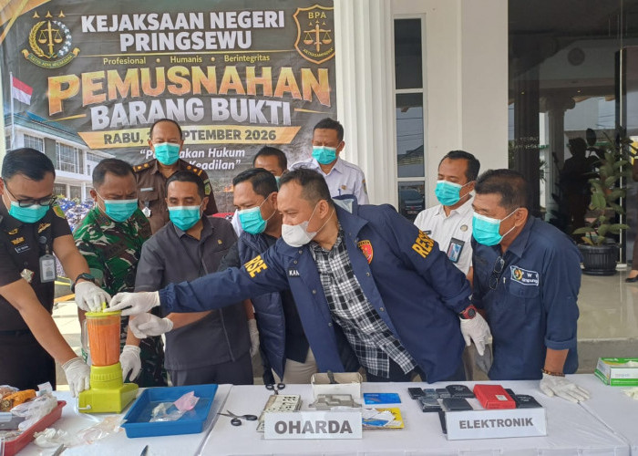 Kejari Pringsewu Musnahkan Barang Bukti 72 Perkara, Sabu hingga Dua Senjata Api