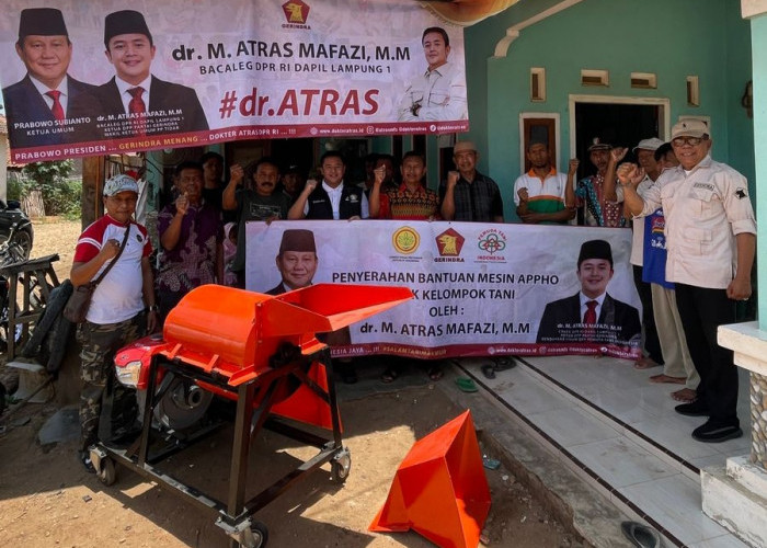 Peduli Petani di Pringsewu, Bacaleg DPR RI Dari Partai Gerindra dr.Atras Mafazi Berikan Bantuan Mesin Pencacah