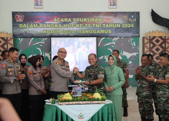 Peringati HUT 79 TNI,Kapolres Tanggamus Berikan Kejutan ke Dandim 0424