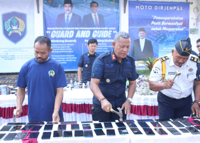 Lapas Kotaagung Musnahkan 522 Barang Sitaan, 64 Handphone dan Senjata Rakitan Ikut Dibakar