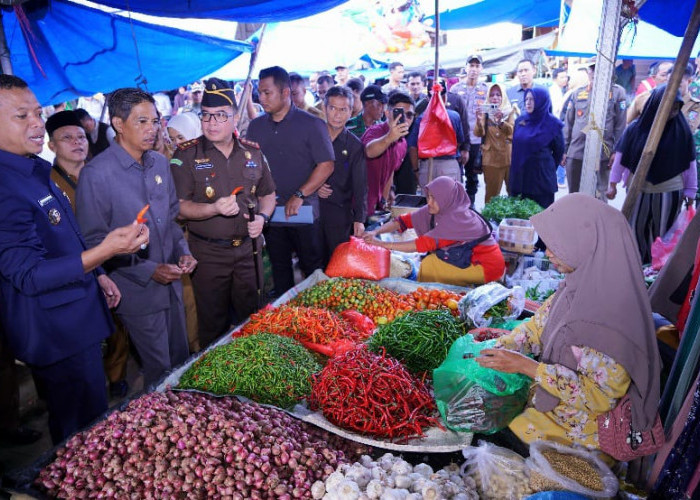 Pantau Ketersediaan Bahan Pokok Jelang Lebaran, Bupati Pringsewu Tinjau Pasar Banyumas 