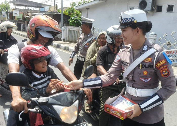 Ops Keselamatan Krakatau, Personel Satlantas Bagikan Cokelat Bagi Pengendara Yang Tertib Berlalulintas 