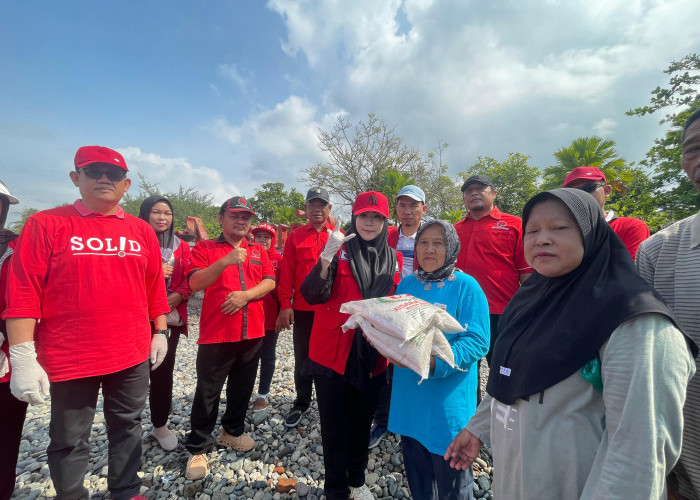 Peringati HKAN, Jajaran DPC PDI-P Tanggamus Bersih Bersih Pantai