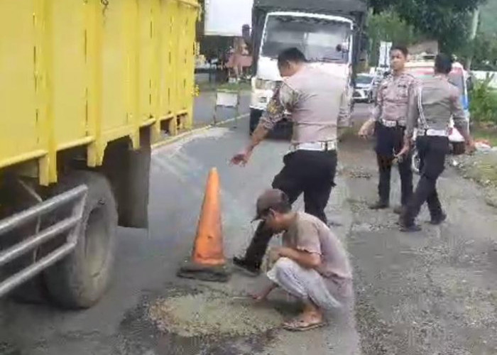 Jalinbar Pringsewu Rusak, Polisi Tambal Jalan Berlubang