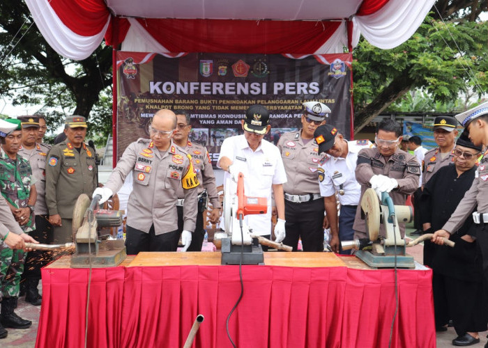 Kapolres Bersama Pj. Bupati Pringsewu Musnahkan Ratusan Knalpot Bersuara Bising