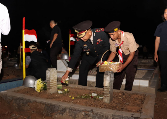 Ziarah Makam Pahlawan, Kapolres Pringsewu Ajak Warga Rawat Kemerdekaan