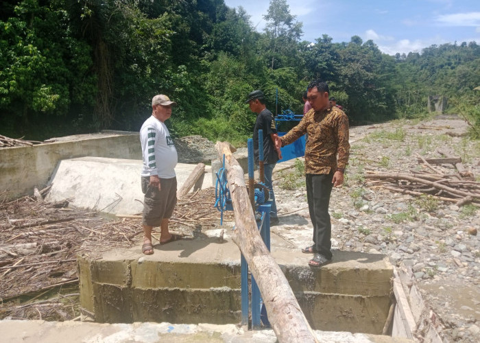 Pasca Banjir Menerjang, Kakon Sukabanjar dan BHP Langsung Mengecek Kondisik Pintu Air Way Pihabung