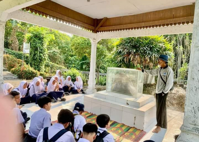 Belajar Sejarah di Situs Prasasti Palas Pasemah