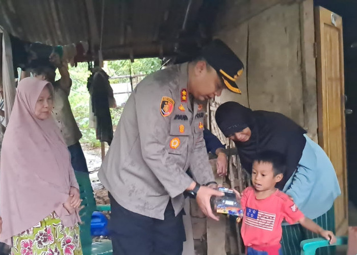 Senangnya, Surtini, Diberikan Tali Asih Oleh Kapolres Tanggamus dan Rumahnya Akan Dibedah