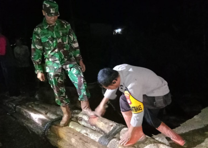 Jembatan Putus Diterjang Banjir, Polisi–TNI dan Warga Bangun Jembatan Darurat di Ulubelu