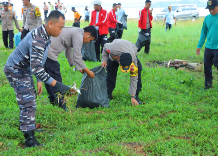 Polres Tanggamus Bersama Gabungan Unsur Bersih-bersih Pantai Batu Balai