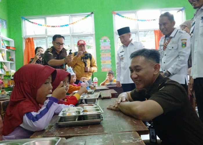 Kajati Lampung Tinjau dan Bupati Tanggamus Tinjau MBG di Kecamatan Pugung 
