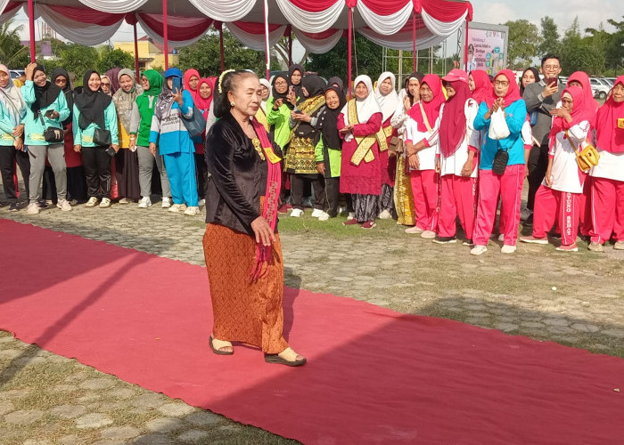 Kakek Nenek di Pringsewu Meriahkan Lomba Fashion Show Peringatan HLUN ke-28