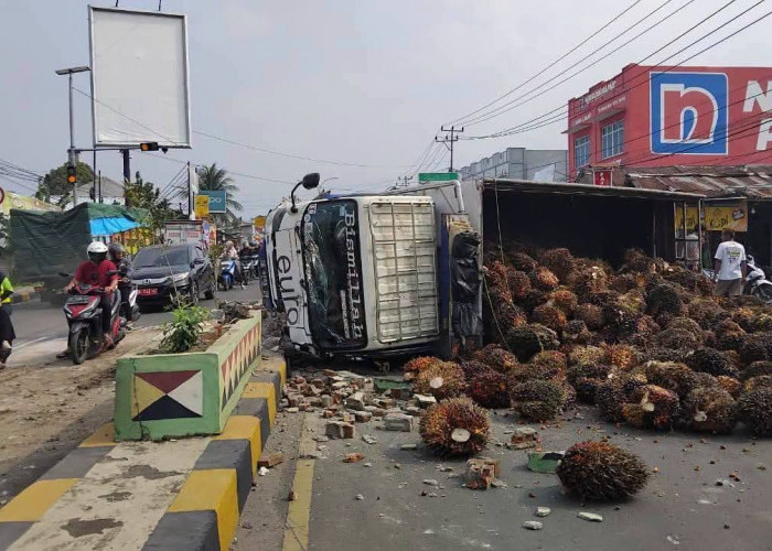 Truk Pengangkut Sawit Terguling di Kota Agung, Polisi Ungkap Penyebab Kecelakaan