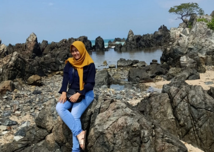 6 Tempat Wisata Pantai di Tanggamus, Salah Satunya Memiliki Batu Karang Yang Berlubang 