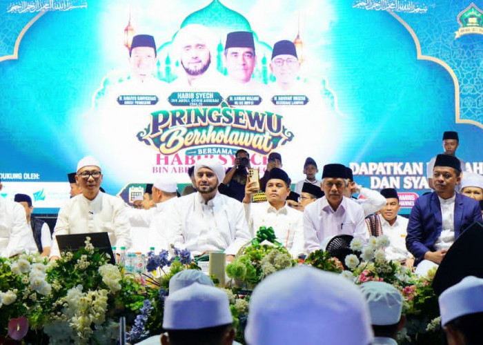 Ribuan Jemaah Padati Pringsewu Bershalawat, Bupati Singgung Peran Santri Menuju Indonesia Emas