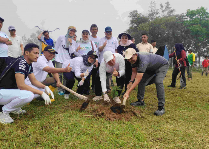Tanam Pohon di Labuhanratu, Bupati Ela Tegaskan Komitmen Lestarikan Lingkungan