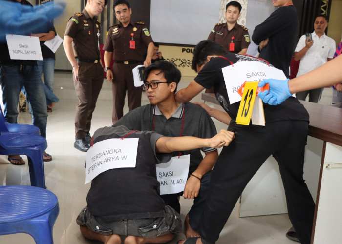 Polisi Rekonstruksi Kasus Penusukan di Arena Biliard Pringsewu, Tersangka Peragakan 22 Adegan