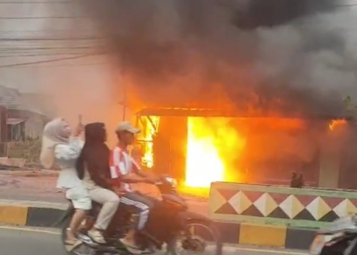 Warung Dekat SPBU Kota Agung Terbakar, Sempat Terdengar Ledakan