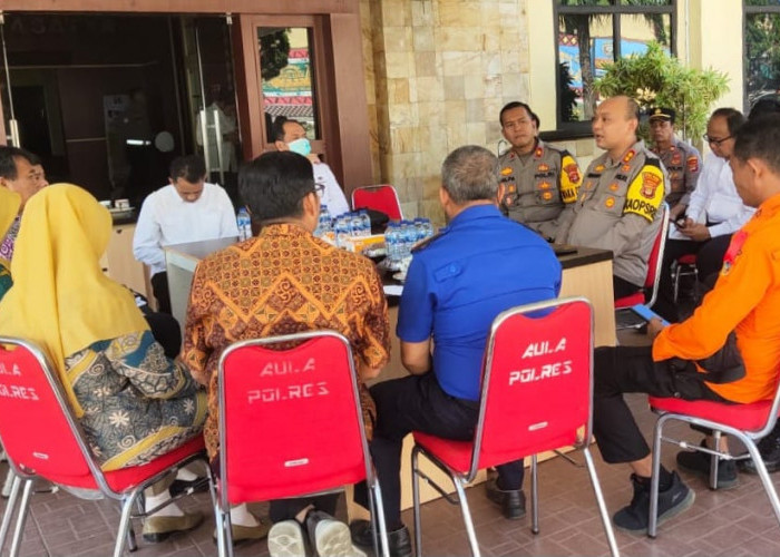 Tiga Pawang Gajah Didatangkan Untuk Giring Kawanan Gajah Liar ke Hutan TNBBS