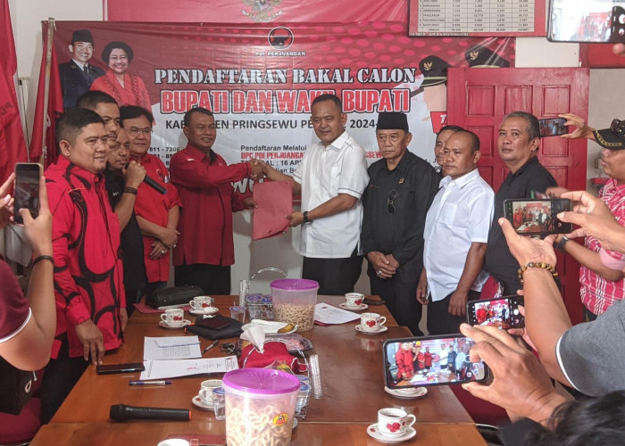 Mantan Wakil Bupati Pringsewu  Kembalikan Berkas Pendaftaran di PDI-P