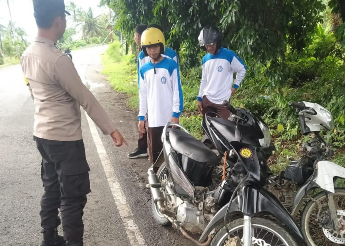 Pak Bhabin Polsek Semaka Berikan Penyuluhan Kepada Pelajar SMA