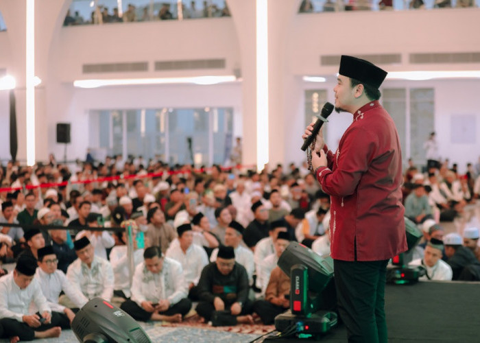 Purnama Wulan Mirza Hadiri Kajian Akbar Ustadz Hilman Fauzi di Masjid Al Bakrie