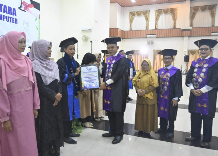 Perdana, Ratusan Mahasiswa IBN Pringsewu Lampung Diwisuda