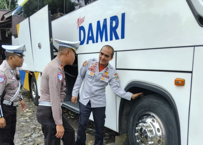 Satlantas Bersama Dishub Tanggamus Periksa Kelaikan Bus Damri Pool Kota Agung 