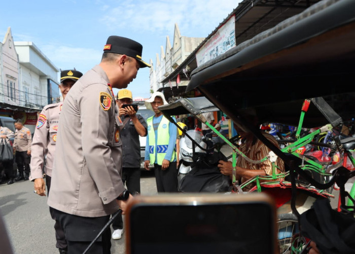 Kapolres Tanggamus Bagikan Paket Bahan Pokok di Pasar Kota Agung 