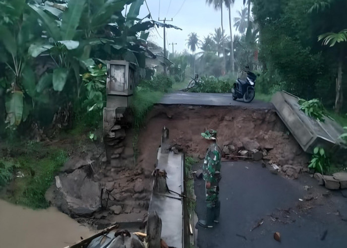 Banjir di Pematang Sawa, Tanggamus, Jembatan Ambruk, Satu Motor Masuk Sungai, Pengendara Luka-luka