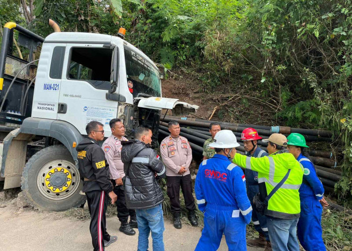 Diduga Rem Blong di Jalur Leter S, Truk Tronton Muatan Pipa Bor Tabrak Tebing