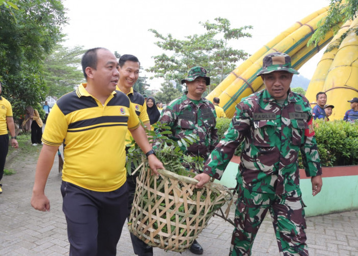 Bupati-Kapolres Turun Langsung Bersih-bersih Rest Area Pringsewu