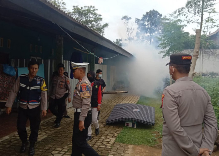 Cegah DBD, Polres Tanggamus dan Polsek Jajaran Lakukan Fogging di Pemukiman Warga