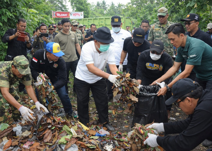 Peringati HPN dan HPSN 2026 Bupati Tanggamus Pimpin Aksi Bersih Sungai di Negara Batin