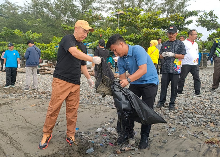 Pj Bupati Tanggamus Mulyadi Irsan Pimpin Aksi Bersih Sampah di Pantai Muara Indah