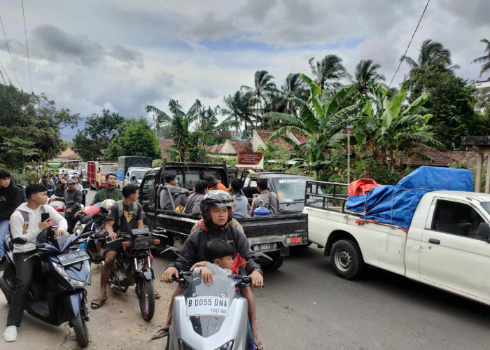 Pemasangan Pancang Penahan Longsor di Datarajan Ulubelu, Sistem Buka Tutup Diberlakukan 