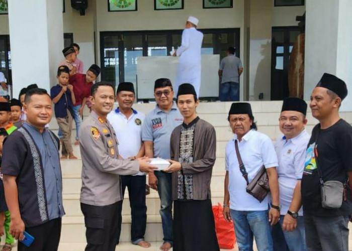 Kapolres Pringsewu Turut Andil di Agenda Berbagi Nasi PWI 