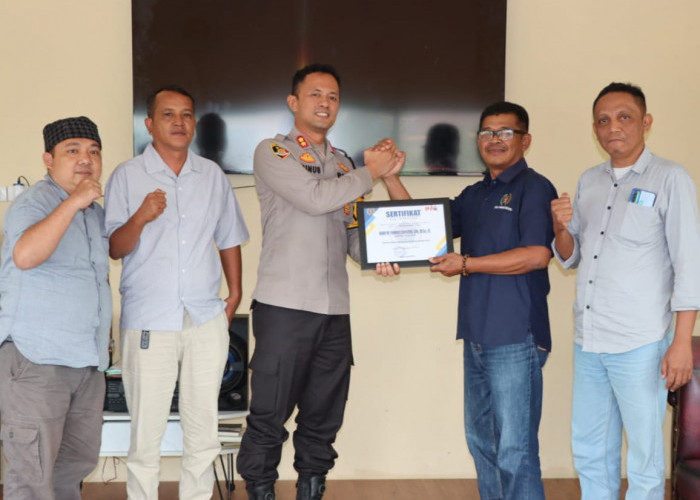 PWI Pringsewu Beri Penghargaan ke Kapolres Pringsewu 