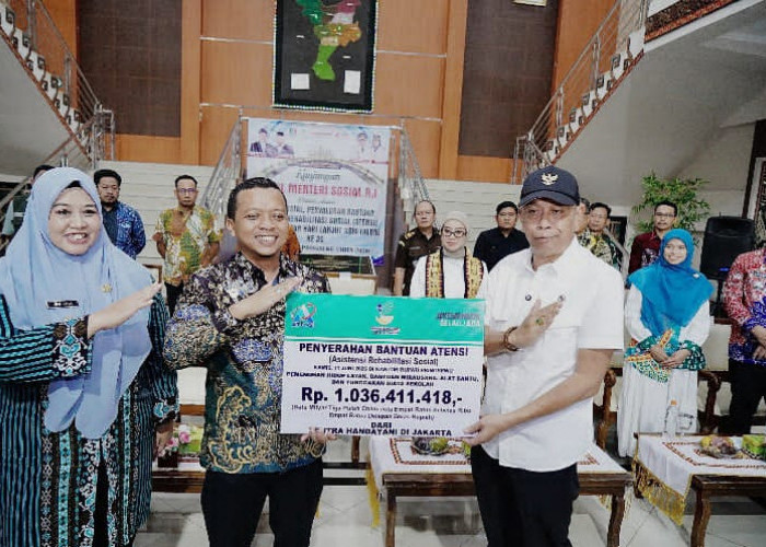 Wamensos Serahkan Bantuan ATENSI Rp1 Miliar untuk 1.000 Warga Pringsewu