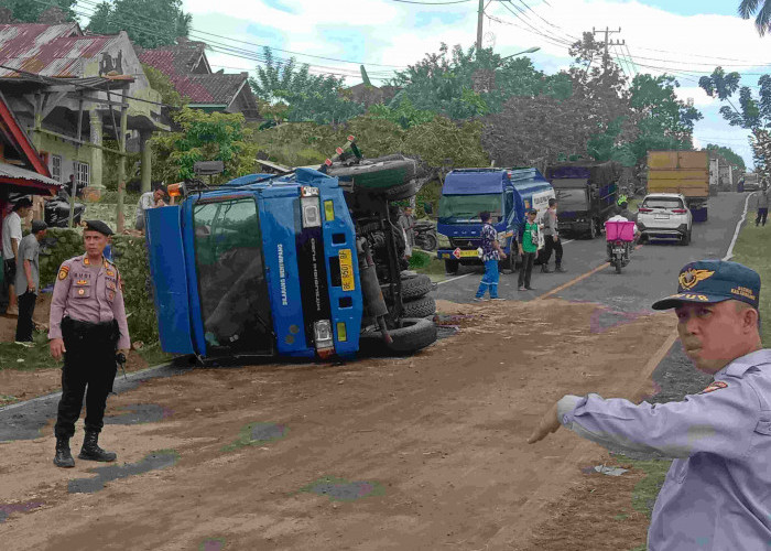 Mobil Tangki Solar Terbalik di Jalinbar Tanggamus, Sopir Tewas 