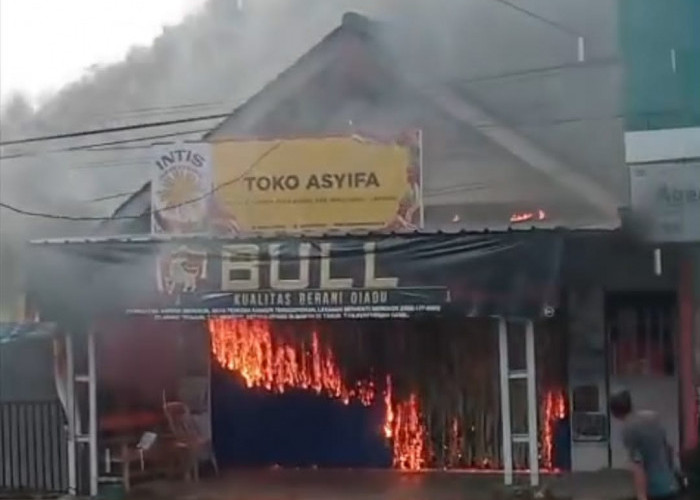 Hujan Lebat, Ruko di Jalan Juanda Kotagung Terbakar Hebat, Kerugian Ditaksir Rp250 Juta
