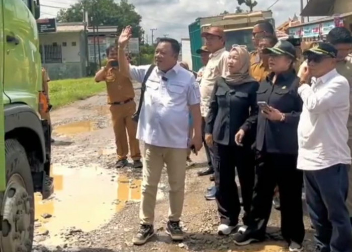 Ketua Komisi IV DPRD Lampung Sidak Jalan Rusak di Lampung Tengah